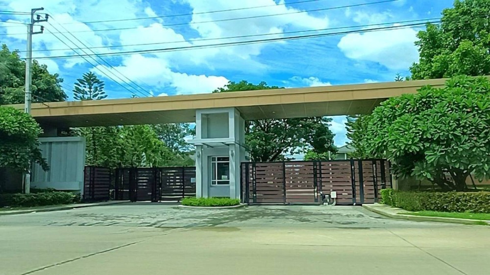 For RentHousePattanakan, Srinakarin : P-2566 Urgent for rent! Perfect place, Krungthep Kreetha, beautiful house, ready to move in, on the main road, easy to travel, surrounded by amenities.