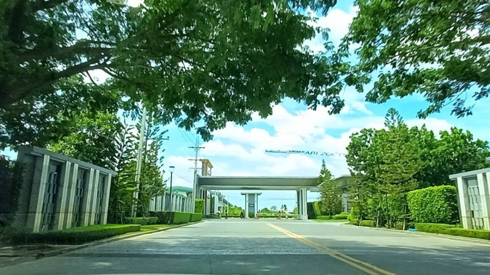 For RentHousePattanakan, Srinakarin : P-2566 Urgent for rent! Perfect place, Krungthep Kreetha, beautiful house, ready to move in, on the main road, easy to travel, surrounded by amenities.