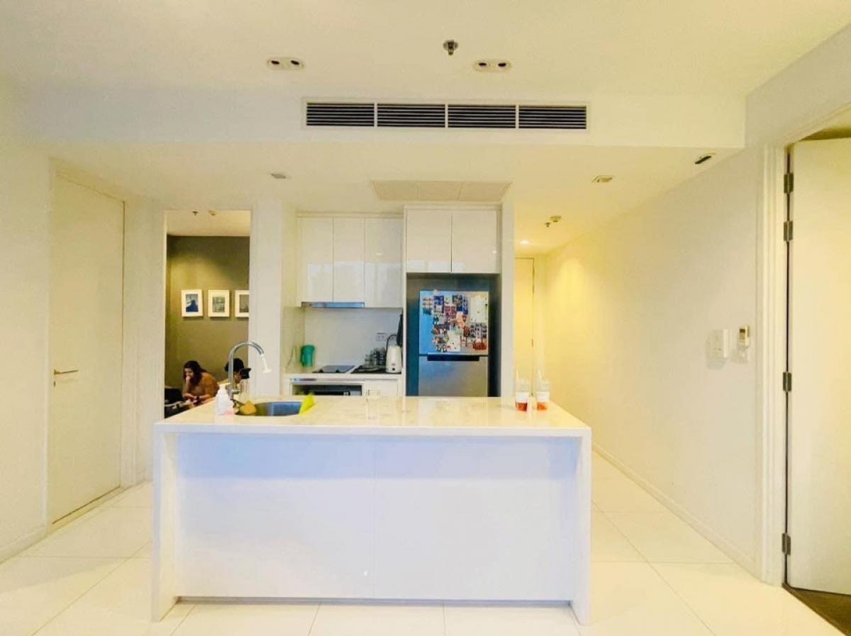 ขายคอนโดสาทร นราธิวาส : 📢👇Good location for investment .
Sell with tenant til March 26
Corner unit , nice decoration, unblocked view , high floor.