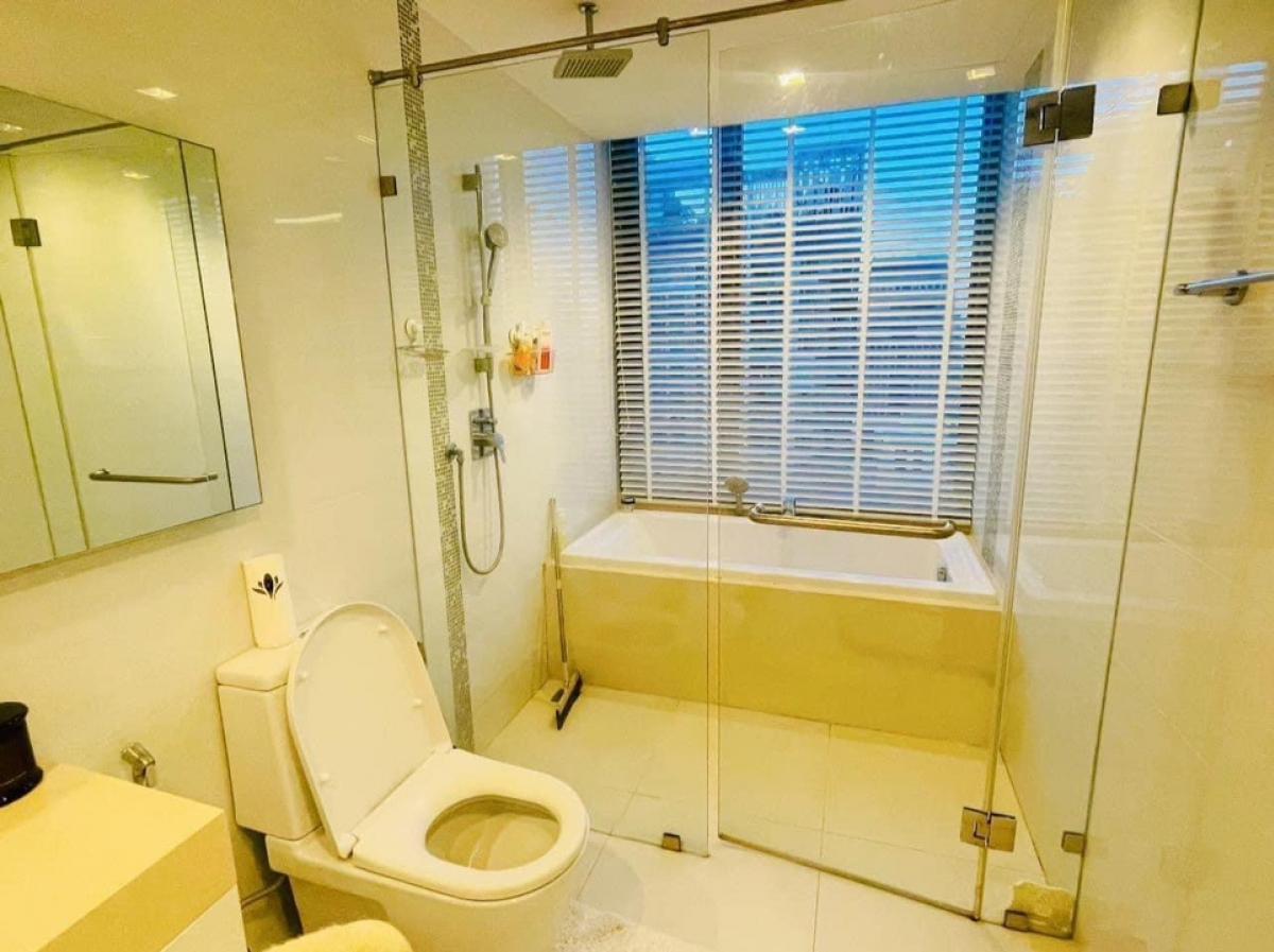 ขายคอนโดสาทร นราธิวาส : 📢👇Good location for investment .
Sell with tenant til March 26
Corner unit , nice decoration, unblocked view , high floor.