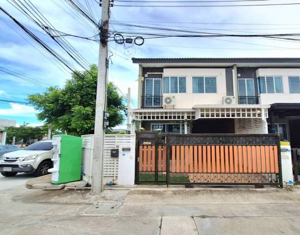 For SaleTownhomeSamut Prakan,Samrong : Baan Pruksa Theparak-Kingkaew 126, only 2.95 million baht, reduced from 3.2 million, corner house, garden view, 23.9 sq m., on the main road, suitable for opening a shop or living in yourself.