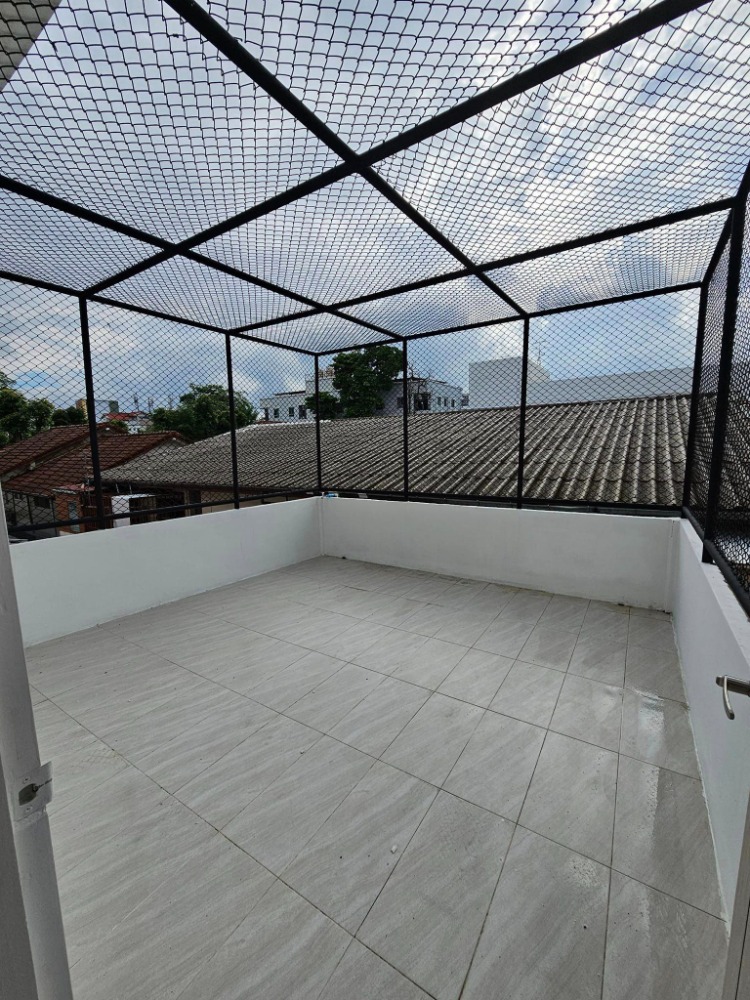 For SaleShop HouseLadprao101, Happy Land, The Mall Bang Kapi : Urgent sale 🎉 Commercial building 4.5 floors, Lat Phrao 106, newly renovated, ready to move in, near the BTS ☎️ 094-429-7915 (Ple)