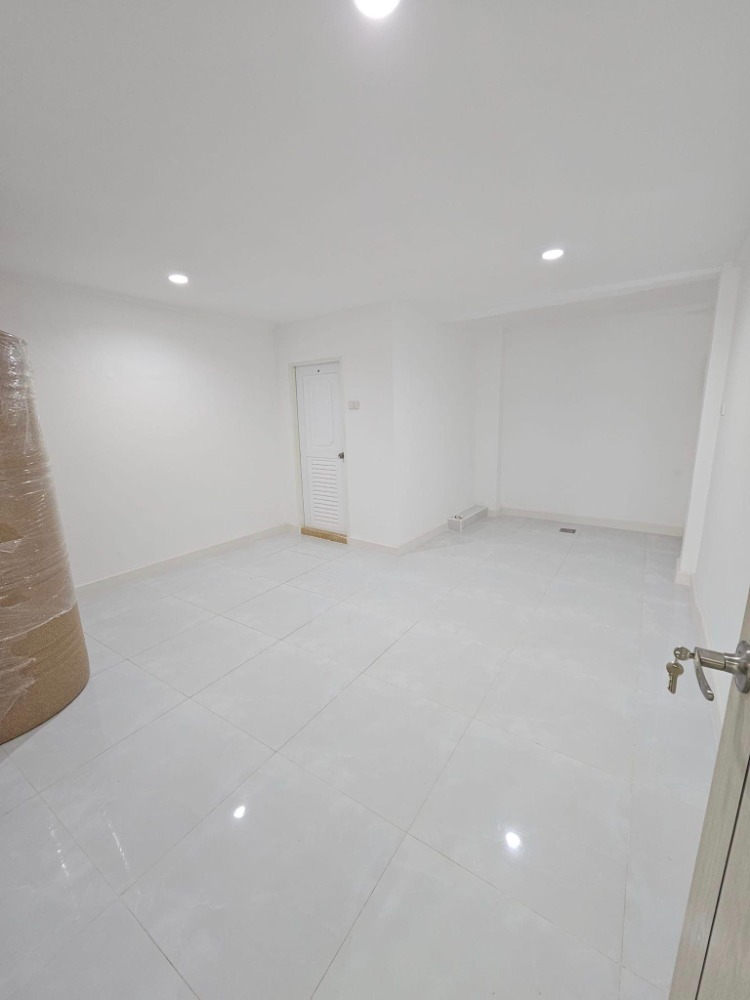 For SaleShop HouseLadprao101, Happy Land, The Mall Bang Kapi : Urgent sale 🎉 Commercial building 4.5 floors, Lat Phrao 106, newly renovated, ready to move in, near the BTS ☎️ 094-429-7915 (Ple)