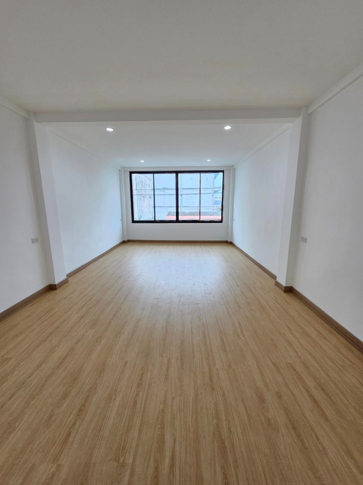 For SaleShop HouseLadprao101, Happy Land, The Mall Bang Kapi : Urgent sale 🎉 Commercial building 4.5 floors, Lat Phrao 106, newly renovated, ready to move in, near the BTS ☎️ 094-429-7915 (Ple)