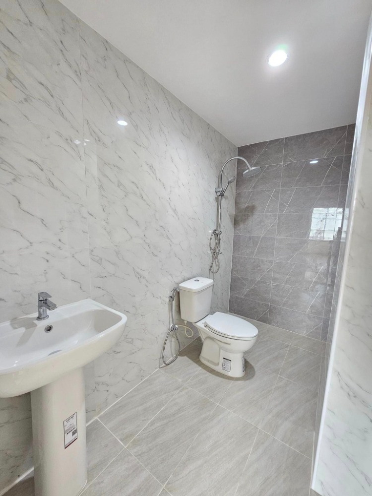 For SaleShop HouseLadprao101, Happy Land, The Mall Bang Kapi : Urgent sale 🎉 Commercial building 4.5 floors, Lat Phrao 106, newly renovated, ready to move in, near the BTS ☎️ 094-429-7915 (Ple)