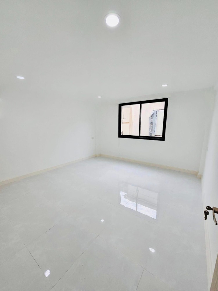 For SaleShop HouseLadprao101, Happy Land, The Mall Bang Kapi : Urgent sale 🎉 Commercial building 4.5 floors, Lat Phrao 106, newly renovated, ready to move in, near the BTS ☎️ 094-429-7915 (Ple)