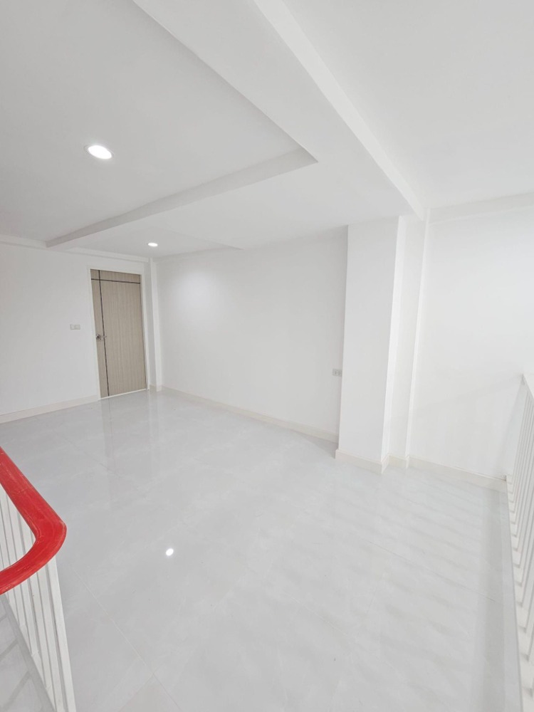 For SaleShop HouseLadprao101, Happy Land, The Mall Bang Kapi : Urgent sale 🎉 Commercial building 4.5 floors, Lat Phrao 106, newly renovated, ready to move in, near the BTS ☎️ 094-429-7915 (Ple)