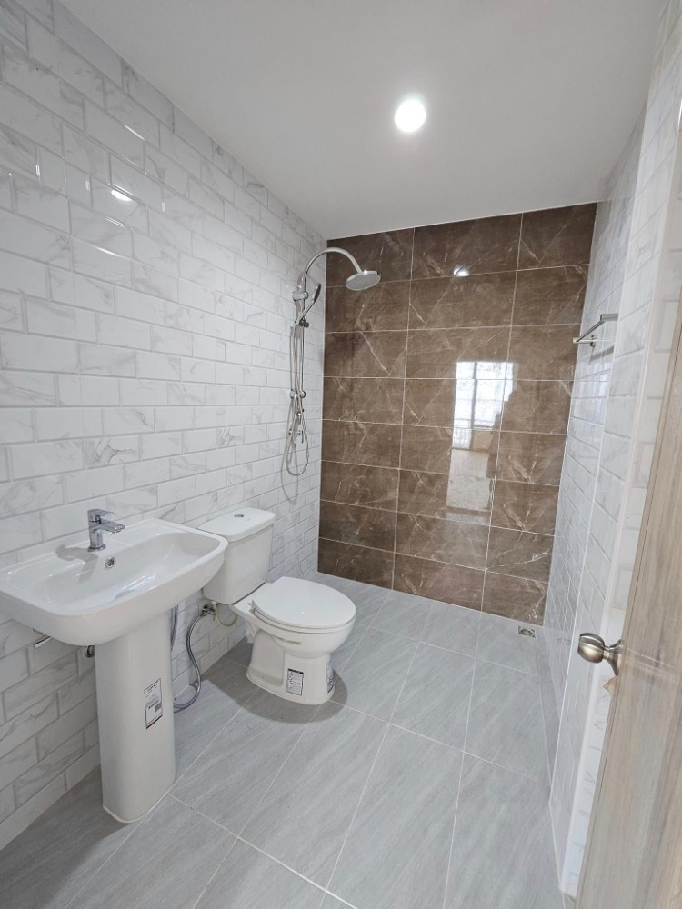 For SaleShop HouseLadprao101, Happy Land, The Mall Bang Kapi : Urgent sale 🎉 Commercial building 4.5 floors, Lat Phrao 106, newly renovated, ready to move in, near the BTS ☎️ 094-429-7915 (Ple)