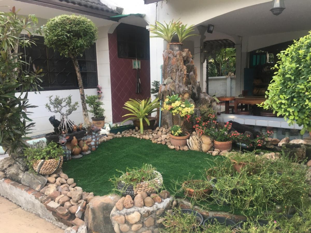 For SaleHouseVipawadee, Don Mueang, Lak Si : 📢👇For sale: 2 detached houses and an office building. Can live and do business Spacious land shady with ornamental trees and fruit trees, opposite Don Mueang Airport. Not in the line of takeoff and landing of the plane No airplane noise, convenient travel