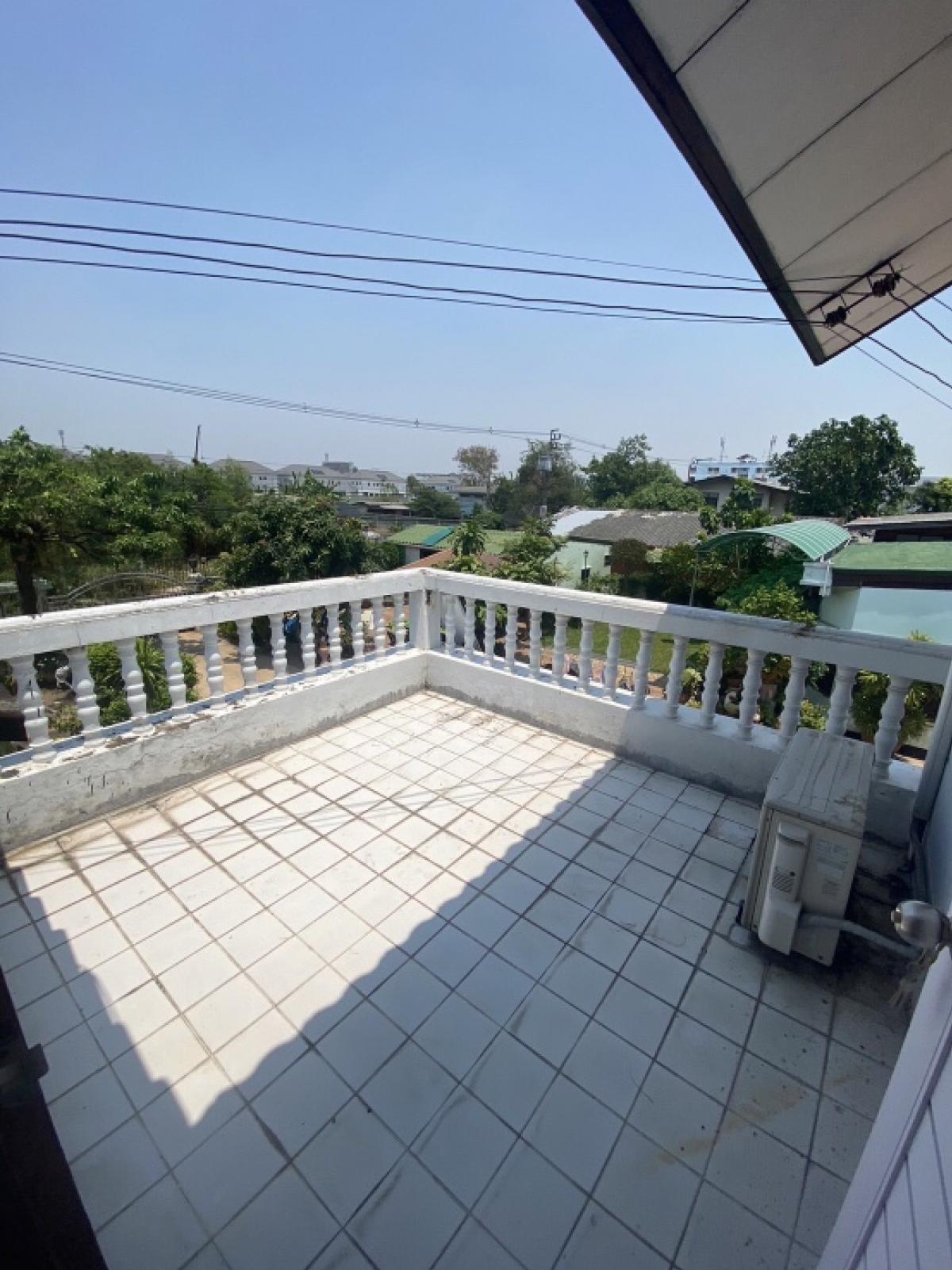 For SaleHouseVipawadee, Don Mueang, Lak Si : 📢👇For sale: 2 detached houses and an office building. Can live and do business Spacious land shady with ornamental trees and fruit trees, opposite Don Mueang Airport. Not in the line of takeoff and landing of the plane No airplane noise, convenient travel