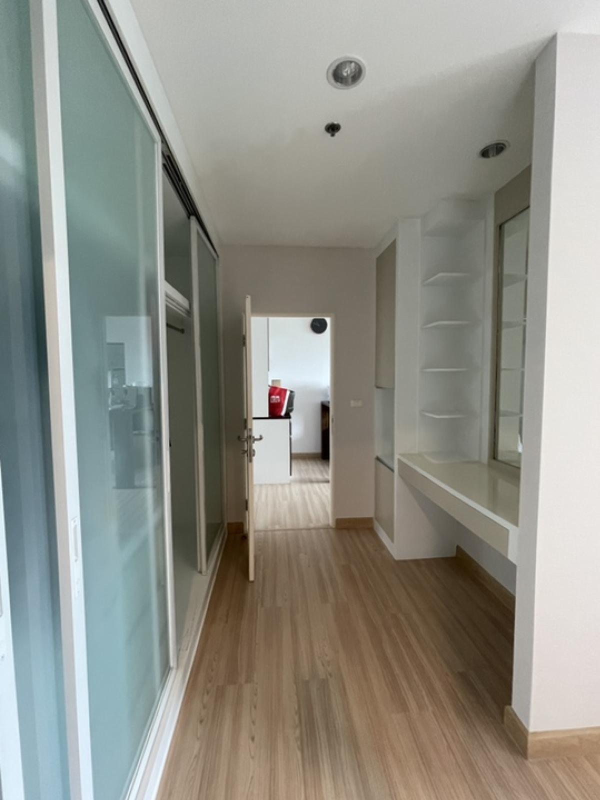 Newly renovated condo for rent Loading...