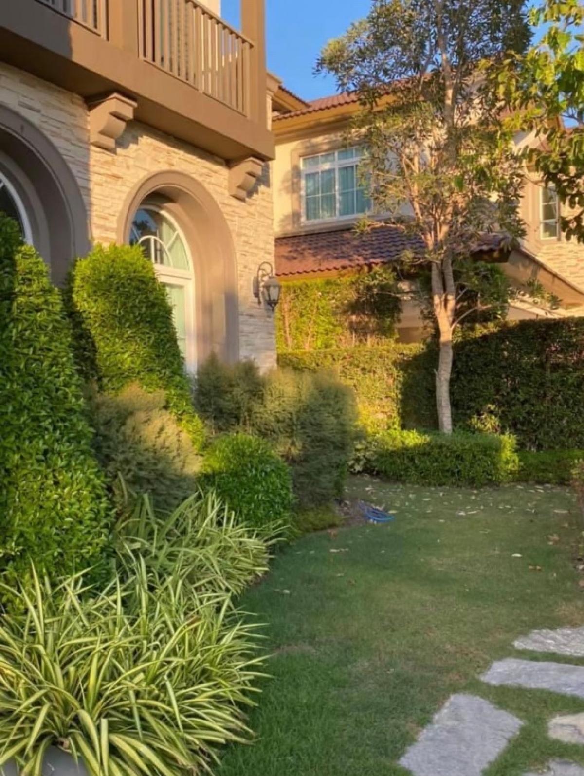 For RentHouseBangna, Bearing, Lasalle : 📢👇Living in good compound where located near Mega Bangna, Suvarnabhumi airport