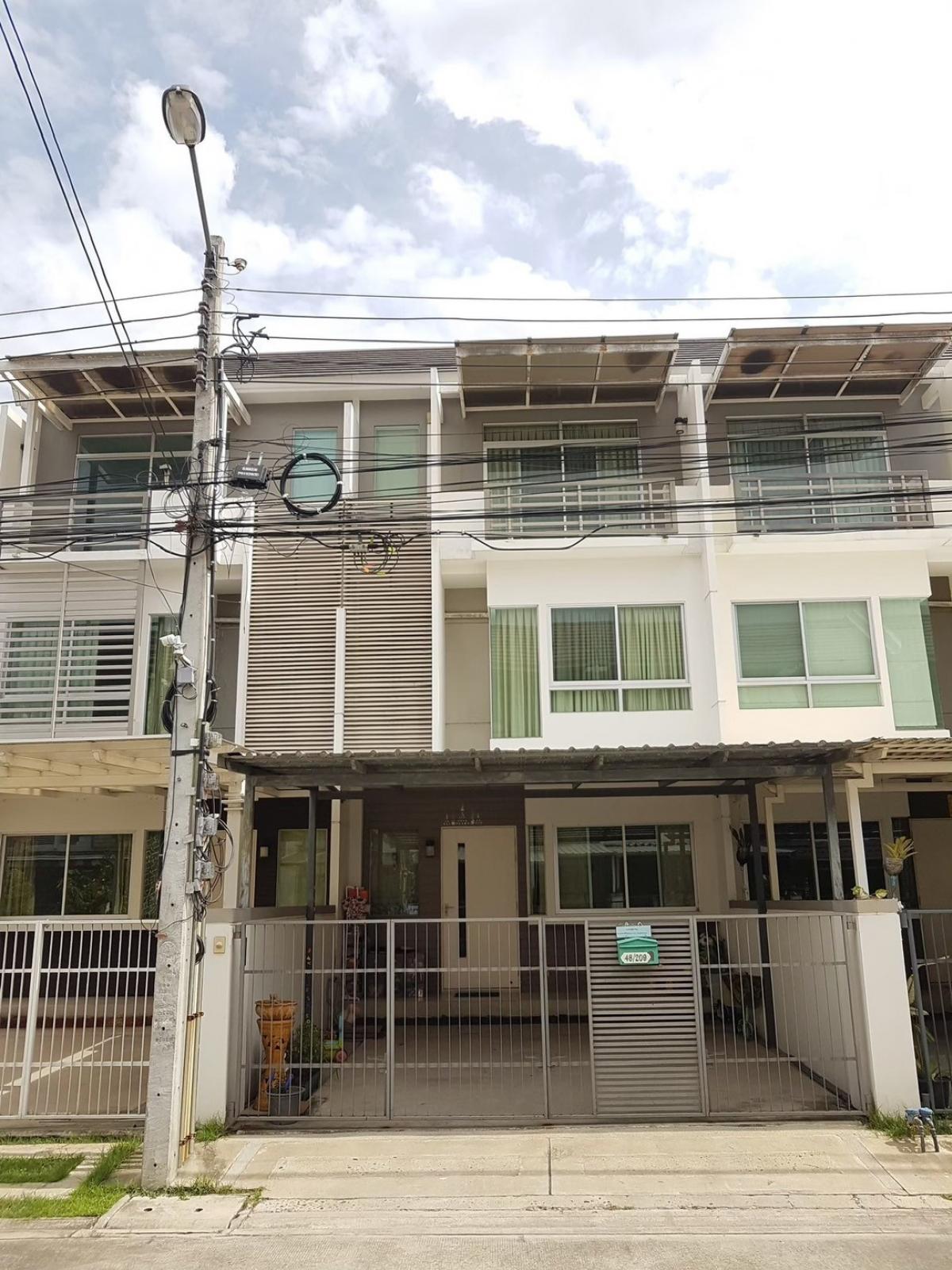 For SaleTownhomePattanakan, Srinakarin : Baanmai Town Project, Rama 9, Soi Krung Thep, Athletics 7 Town 3, 3 bedrooms, 3 bedrooms, 2 water, parking in the house for sale at 3.4 million baht. There is a swimming pool near Rama 9 Motorway.