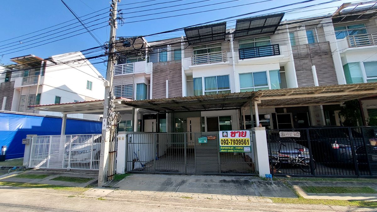 For SaleTownhomePattanakan, Srinakarin : Baanmai Town Project, Rama 9, Soi Krung Thep, Athletics 7 Town 3, 3 bedrooms, 3 bedrooms, 2 water, parking in the house for sale at 3.4 million baht. There is a swimming pool near Rama 9 Motorway.