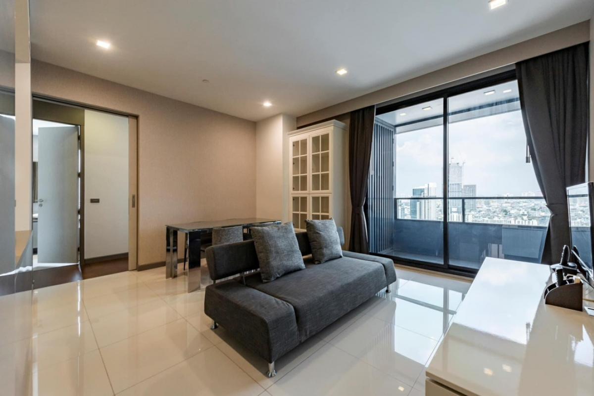 For SaleCondoSilom, Saladaeng, Bangrak : 📢👇Petfriendly condo for sale .No high building blocked the view of Icon Siam,  the balcony on the north-west direction, nice decoration, fully furnished, close to Sirat expressway