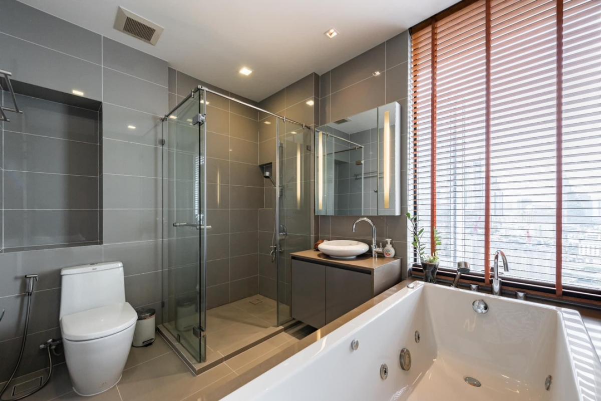 For SaleCondoSilom, Saladaeng, Bangrak : 📢👇Petfriendly condo for sale .No high building blocked the view of Icon Siam,  the balcony on the north-west direction, nice decoration, fully furnished, close to Sirat expressway