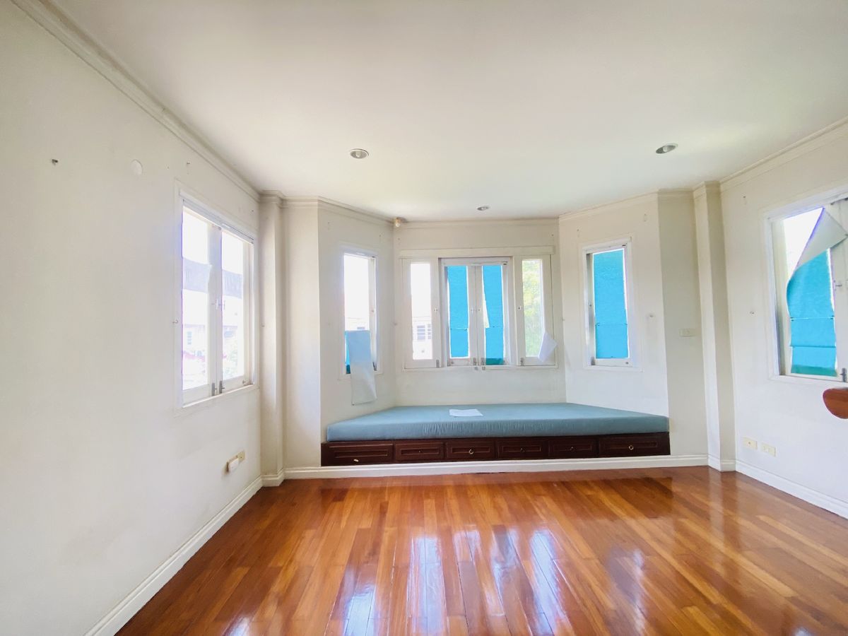 ขายที่ดินปทุมธานี รังสิต ธรรมศาสตร์ : เมืองเอก โครงการ5 ขายเท่าราคาประเมิน 12.9 ล้านบาท ขายที่ดินหมู่บ้านเมืองเอก โครงการ5 แถมบ้านเดี่ยว 2 ชั้น หลังใหญ่ให้ 1 หลัง