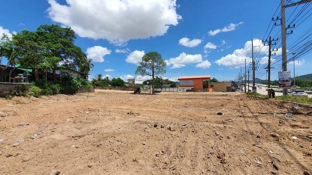 For SaleLandSriracha Laem Chabang Ban Bueng : Land for sale on main road 331, Bowin, Sriracha, Chonburi, 1:3:88 rai, land frontage on main road approximately 108 meters, suitable for a showroom for selling products, good location, opposite King Hardware, near Phyathai Hospital.