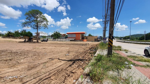 For SaleLandSriracha Laem Chabang Ban Bueng : Land for sale on main road 331, Bowin, Sriracha, Chonburi, 1:3:88 rai, land frontage on main road approximately 108 meters, suitable for a showroom for selling products, good location, opposite King Hardware, near Phyathai Hospital.