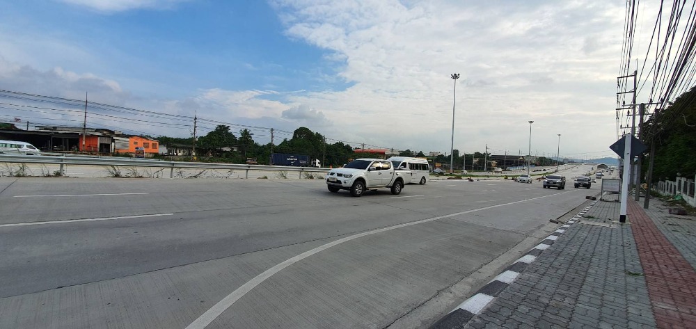 For SaleLandSriracha Laem Chabang Ban Bueng : Land for sale on main road 331, Bowin, Sriracha, Chonburi, 1:3:88 rai, land frontage on main road approximately 108 meters, suitable for a showroom for selling products, good location, opposite King Hardware, near Phyathai Hospital.