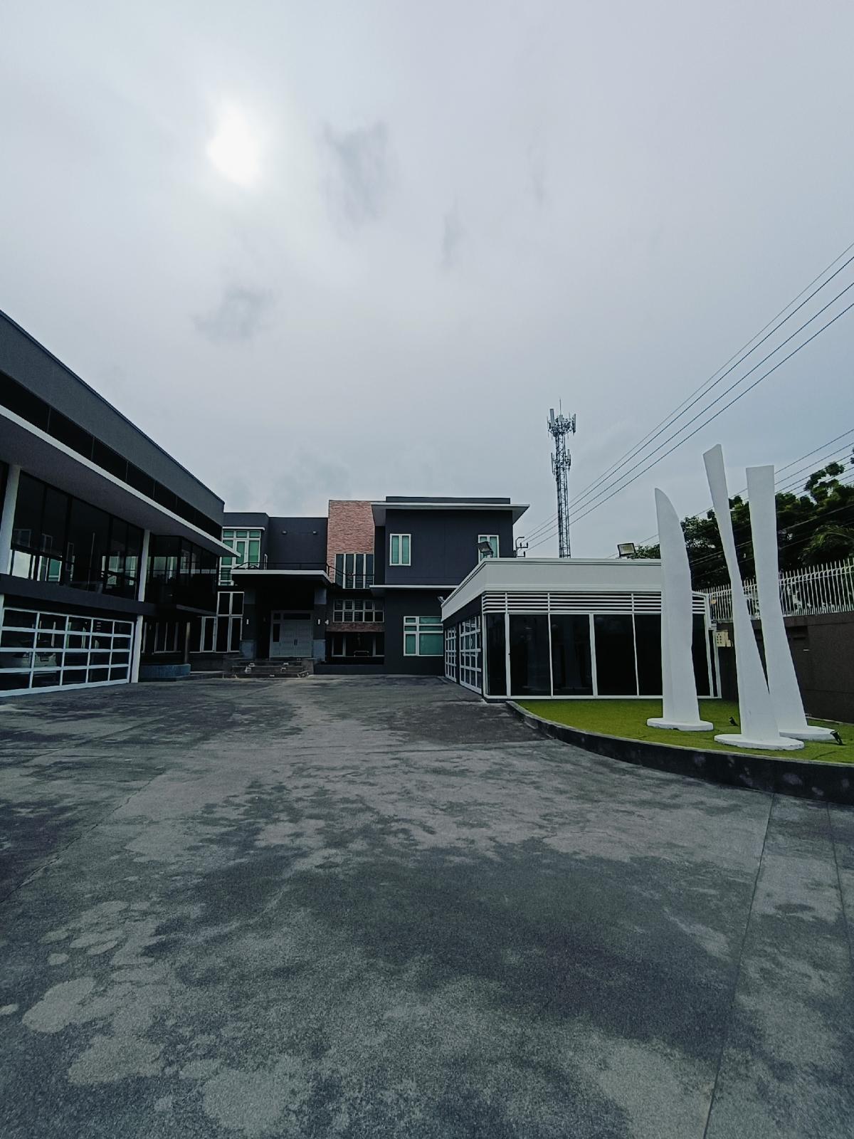 ขายบ้านเลียบทางด่วนรามอินทรา : ขายบ้านหรู บ้านมัยลาภ อาคารใหญ่ 2 หลังบนเนื้อที่ 669 ตร.ว. พื้นที่ใช้สอย 2,256 ตร.ม. ซอยมัยลาภ 