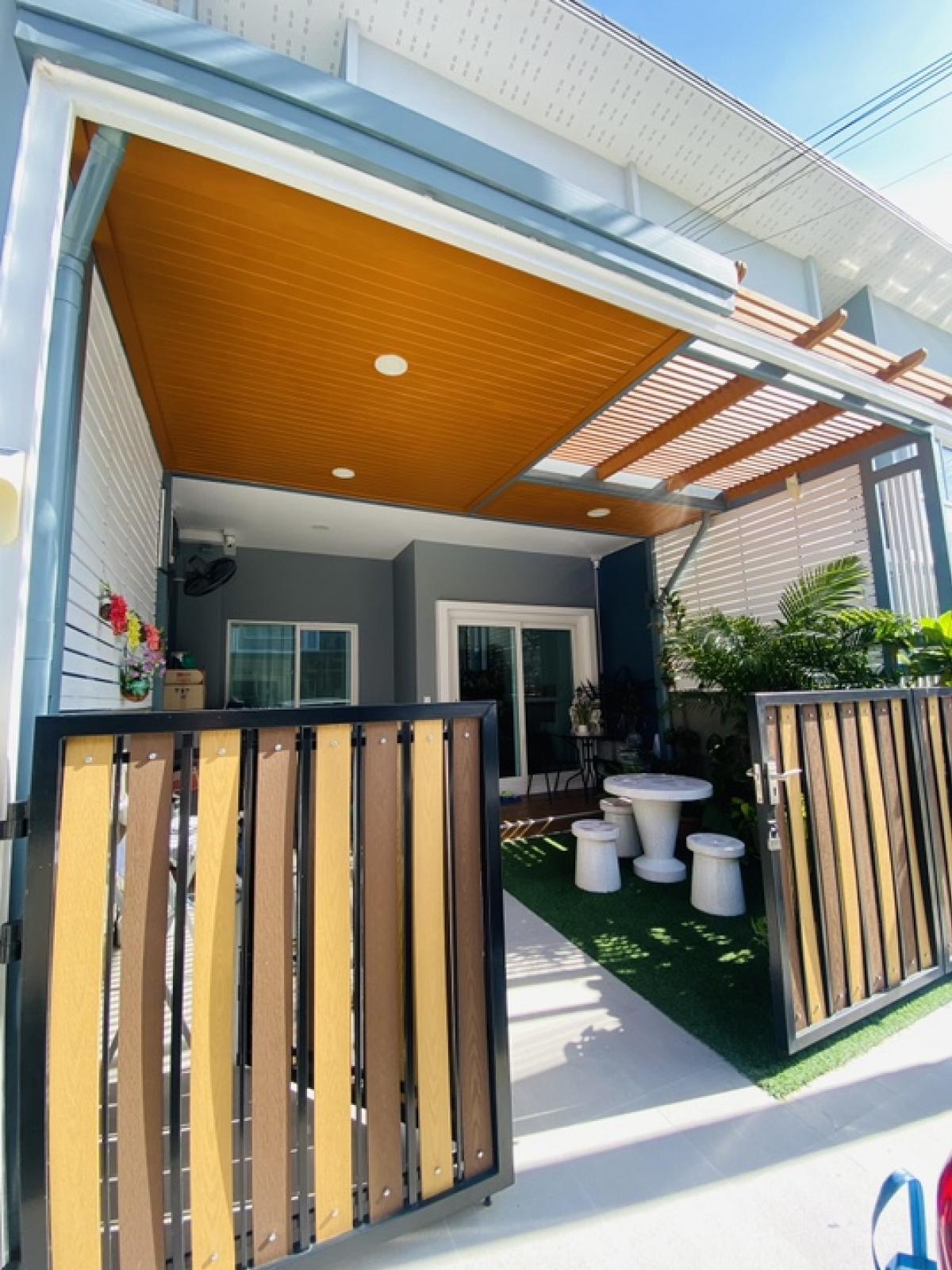 For SaleTownhomeRama5, Ratchapruek, Bangkruai : Casa Waterside Rama 5 Townhome 3 Bedroom 2 Restroom full furnished Casa Waterside Rama 5 Townhome on Nakhon In Road, near MRT Bang Rak Yai, with built-in furniture and land size 17.6 sq.w., usable area 100 sq.m., 3 bedrooms, 2 bathrooms, 2 parking spaces