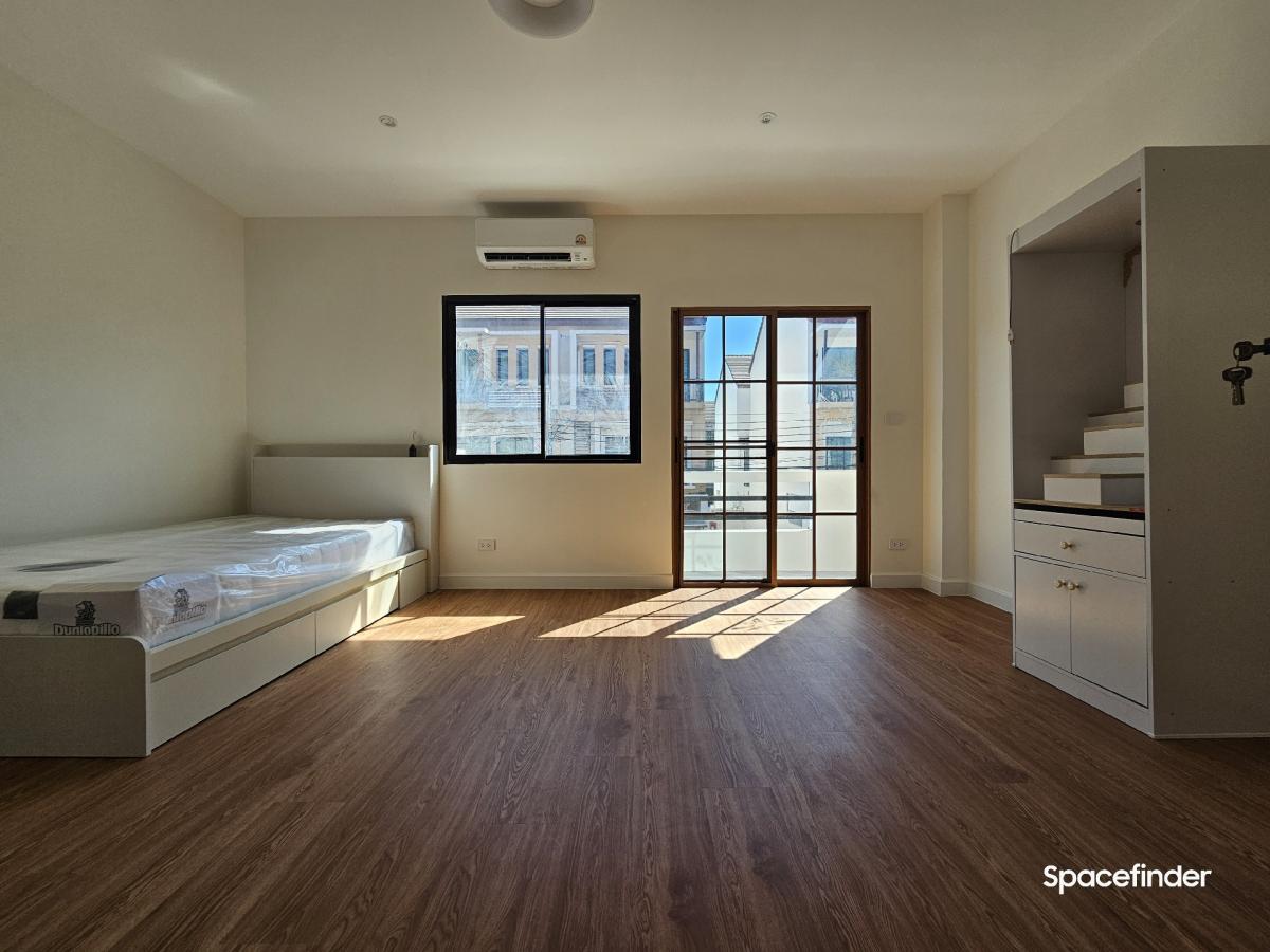 ขายทาวน์โฮมรามคำแหง หัวหมาก : ขายบ้านทำเล พระราม 9 ใกล้ The Nineขนาด 20 ตร.วา หน้ากว้าง 5 เมตร แบบ 3 ห้องนอน 3 ห้องน้ำ Renovate แล้ว บ้านหัวมุมเจ้าของขายเอง ราคา 8.9 ล้านรบกวนติดต่อ 0610474444