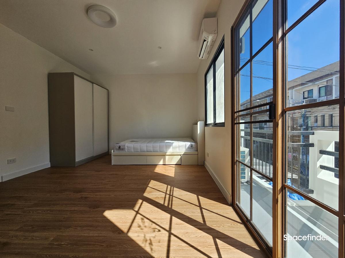 ขายทาวน์โฮมรามคำแหง หัวหมาก : ขายบ้านทำเล พระราม 9 ใกล้ The Nineขนาด 20 ตร.วา หน้ากว้าง 5 เมตร แบบ 3 ห้องนอน 3 ห้องน้ำ Renovate แล้ว บ้านหัวมุมเจ้าของขายเอง ราคา 8.9 ล้านรบกวนติดต่อ 0610474444