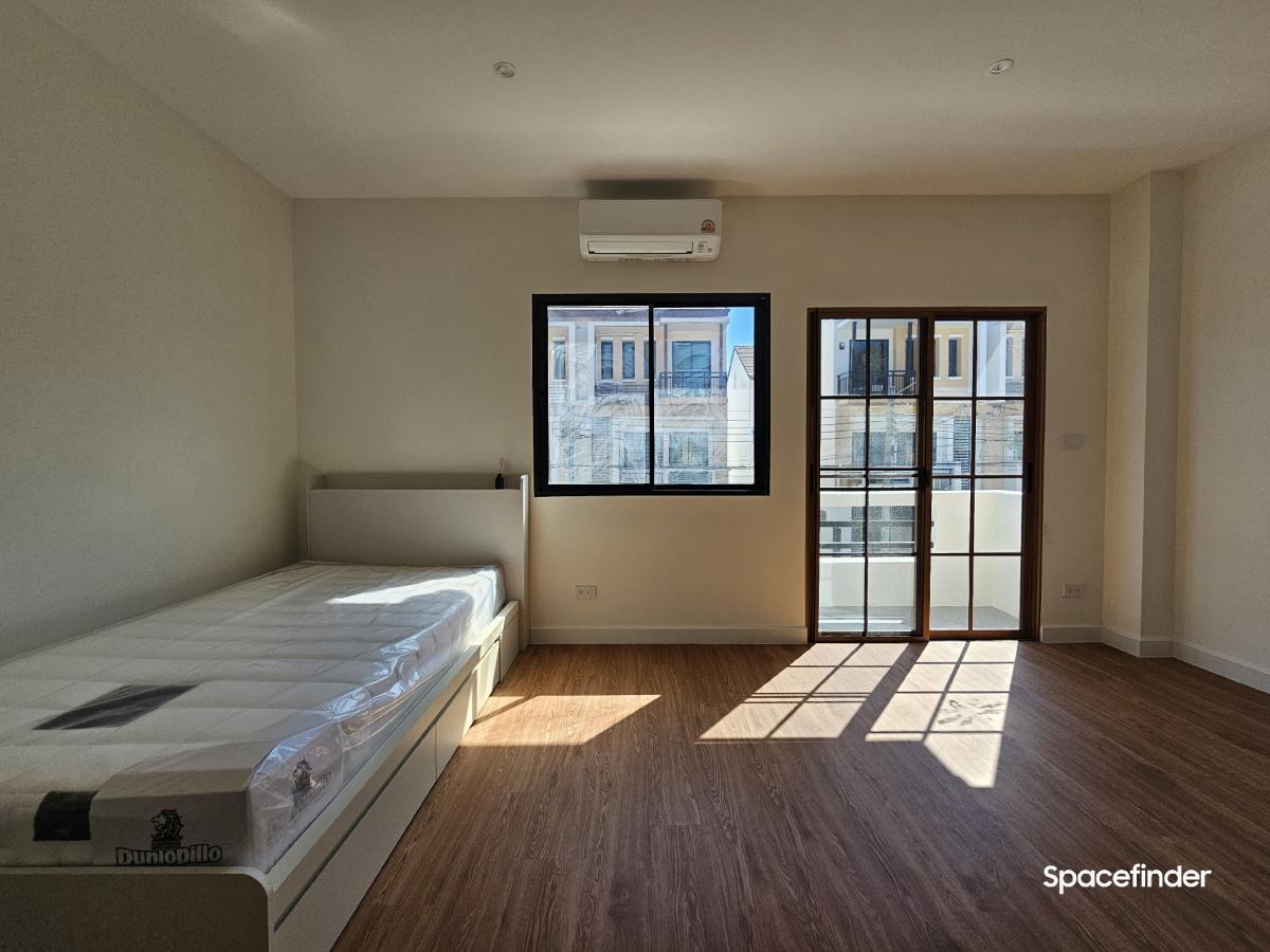 ขายทาวน์โฮมรามคำแหง หัวหมาก : ขายบ้านทำเล พระราม 9 ใกล้ The Nineขนาด 20 ตร.วา หน้ากว้าง 5 เมตร แบบ 3 ห้องนอน 3 ห้องน้ำ Renovate แล้ว บ้านหัวมุมเจ้าของขายเอง ราคา 8.9 ล้านรบกวนติดต่อ 0610474444