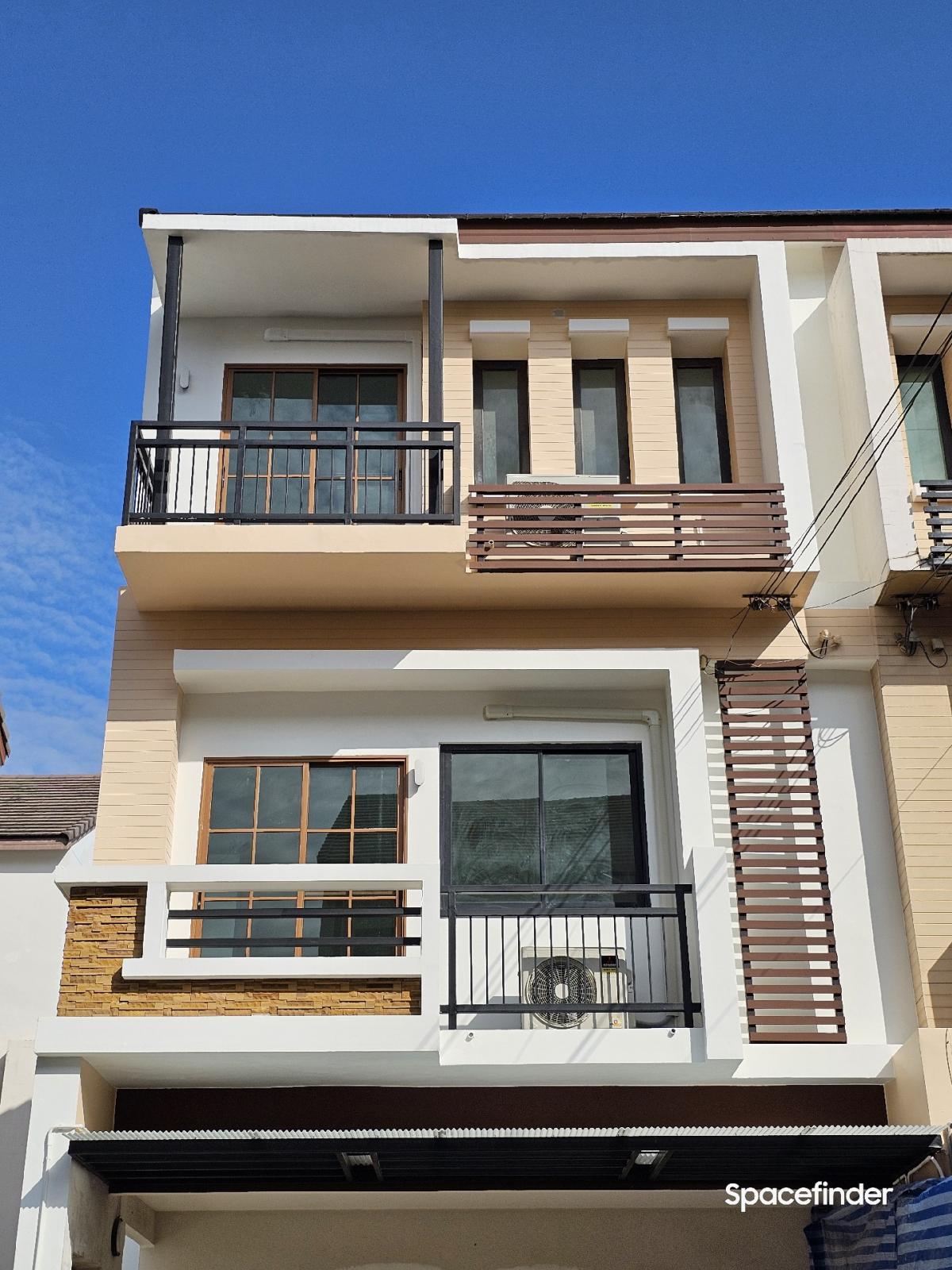 For SaleTownhomeRamkhamhaeng, Hua Mak : House for sale, Rama 9 location, near The Nine, size 20 sq m, width 5 m, 3 bedrooms, 3 bathrooms, renovated, corner house, owner sells himself, price 8.9 million, please contact 0610474444