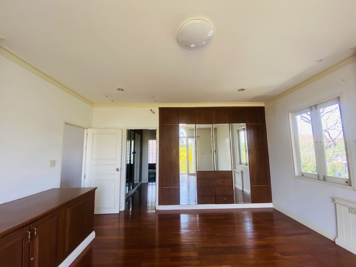 ขายที่ดินปทุมธานี รังสิต ธรรมศาสตร์ : เมืองเอก โครงการ5 ขายเท่าราคาประเมิน 12.9 ล้านบาท ขายที่ดินหมู่บ้านเมืองเอก โครงการ5 แถมบ้านเดี่ยว 2 ชั้น หลังใหญ่ให้ 1 หลัง