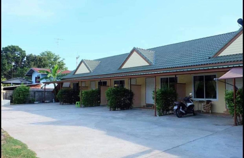 For SaleHotel&Apartment BusinessCha-am Phetchaburi : For sale: 6-room bungalow business with 114 sq.w. of land, Cha-am Beach, Phetchaburi, only 100 m. from the beach.