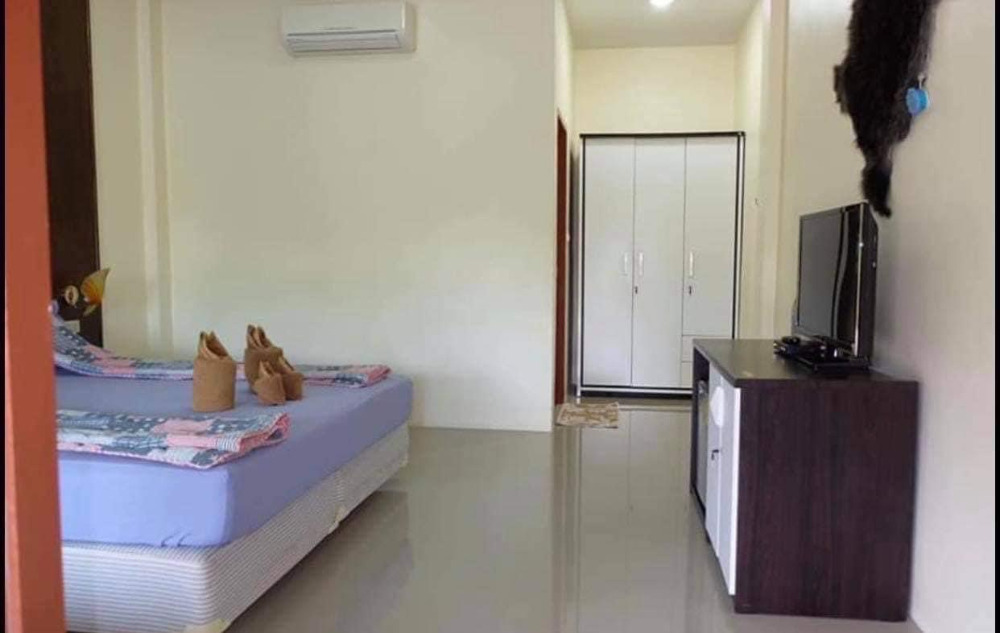 For SaleHotel&Apartment BusinessCha-am Phetchaburi : For sale: 6-room bungalow business with 114 sq.w. of land, Cha-am Beach, Phetchaburi, only 100 m. from the beach.