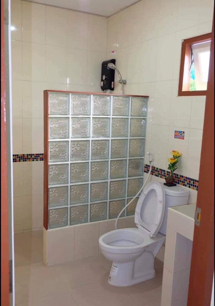 For SaleHotel&Apartment BusinessCha-am Phetchaburi : For sale: 6-room bungalow business with 114 sq.w. of land, Cha-am Beach, Phetchaburi, only 100 m. from the beach.