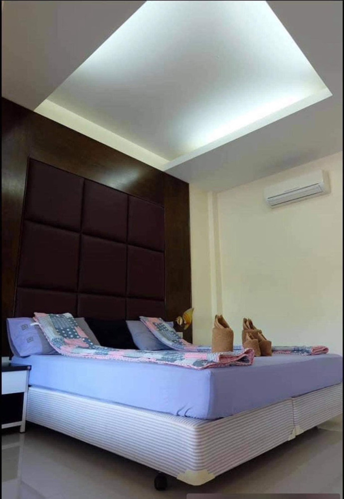 For SaleHotel&Apartment BusinessCha-am Phetchaburi : For sale: 6-room bungalow business with 114 sq.w. of land, Cha-am Beach, Phetchaburi, only 100 m. from the beach.