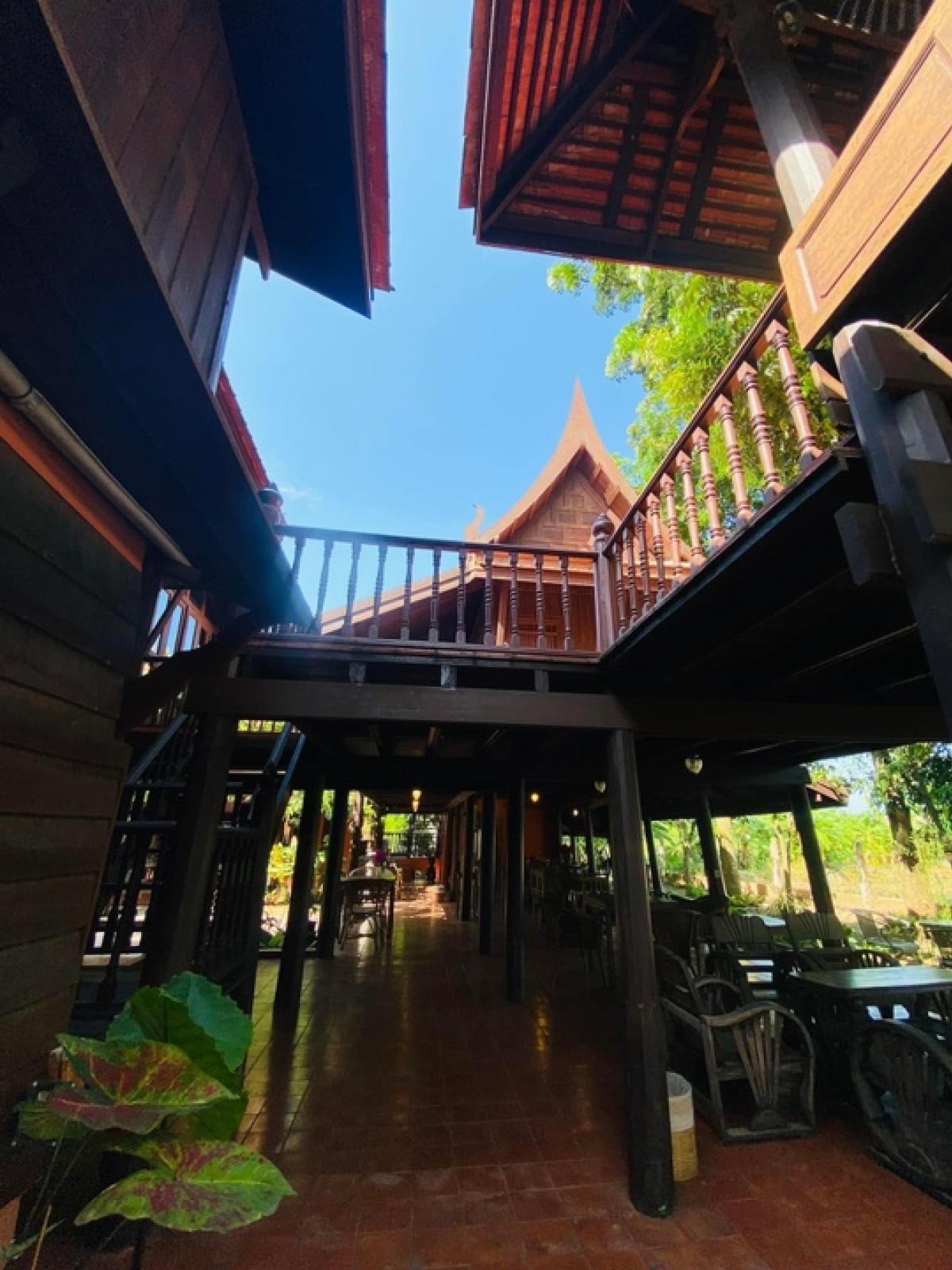 For SaleHouseNakhon Pathom : For sale: Thai style house, cafe, Nakhon Pathom, 9 rai of land