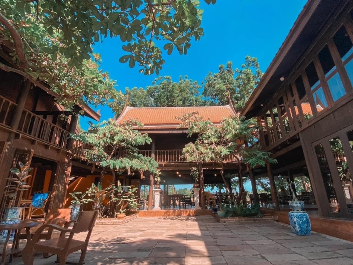 For SaleHouseNakhon Pathom : For sale: Thai style house, cafe, Nakhon Pathom, 9 rai of land