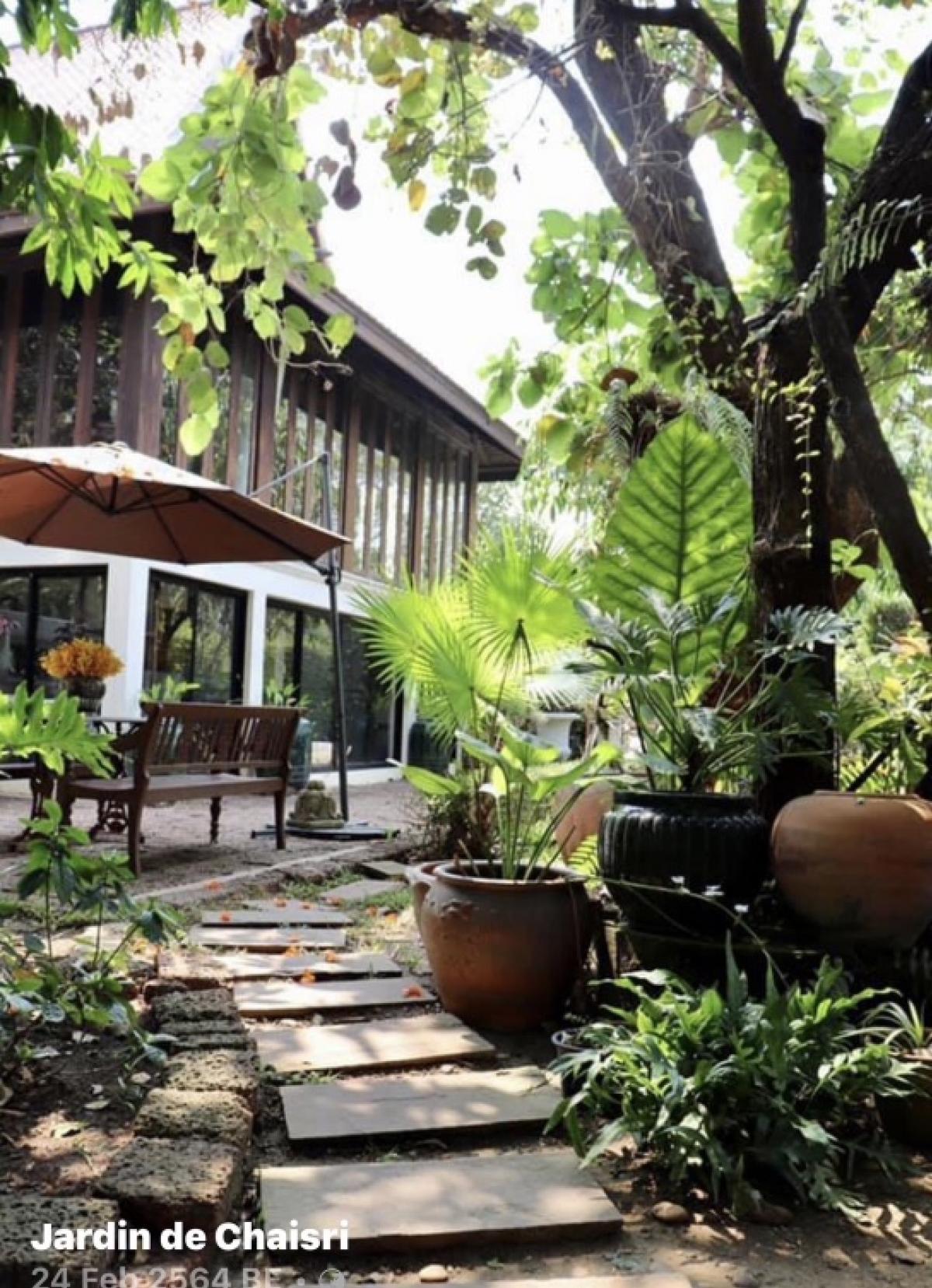 For SaleHouseNakhon Pathom : For sale: Thai style house, cafe, Nakhon Pathom, 9 rai of land