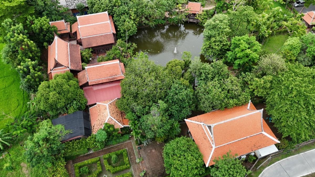 For SaleHouseNakhon Pathom : For sale: Thai style house, cafe, Nakhon Pathom, 9 rai of land