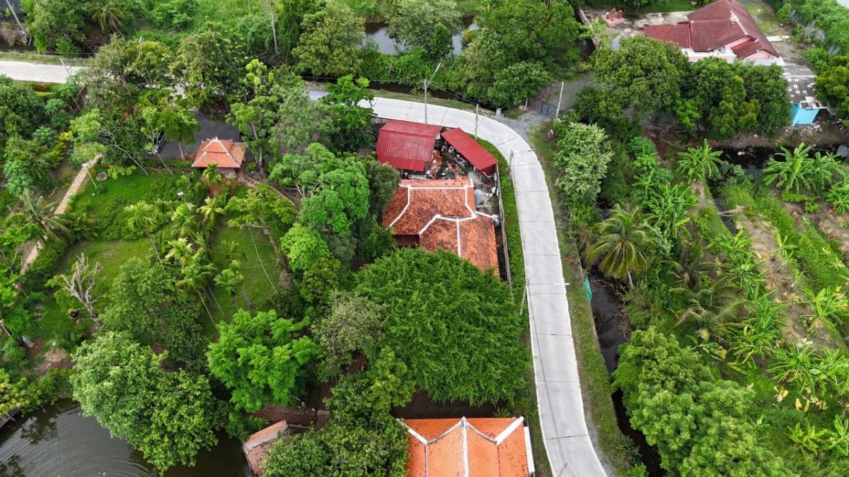 For SaleHouseNakhon Pathom : For sale: Thai style house, cafe, Nakhon Pathom, 9 rai of land