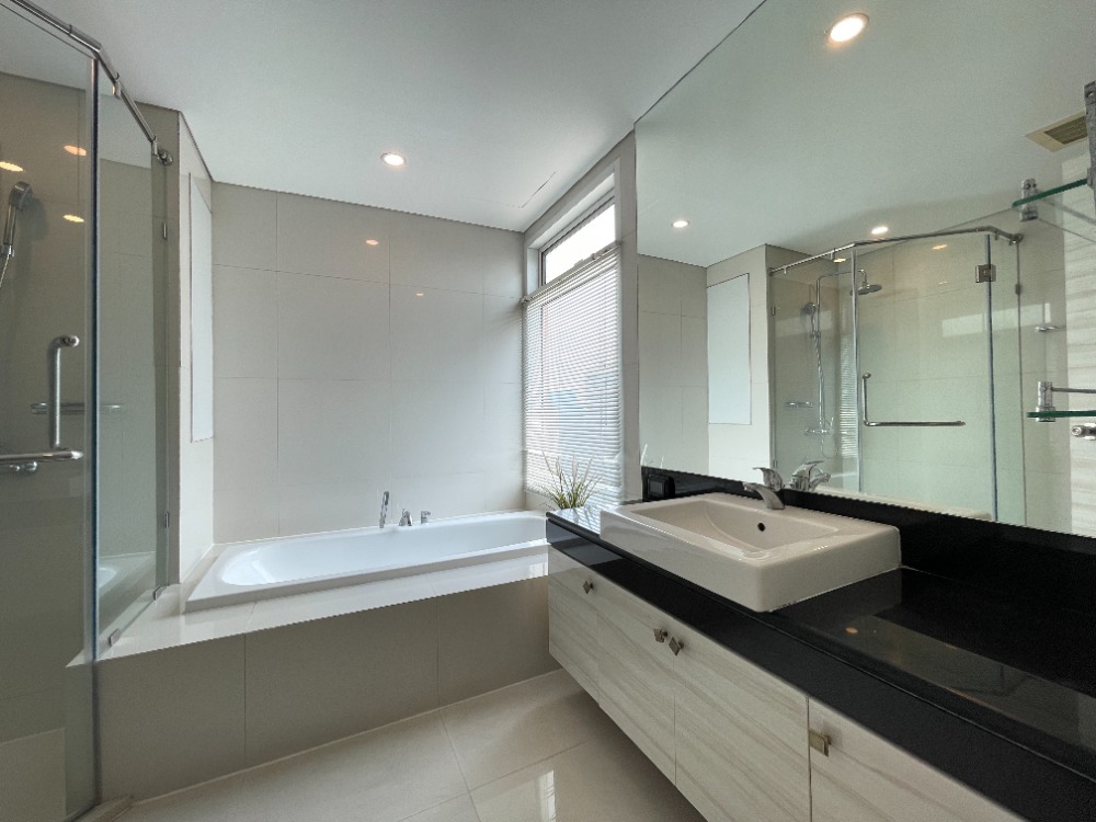 For SaleCondoSukhumvit, Asoke, Thonglor : Sell with tenant til January 26
Fullerton Sukhumvit 3 bedrooms, fully furnished with amenities.