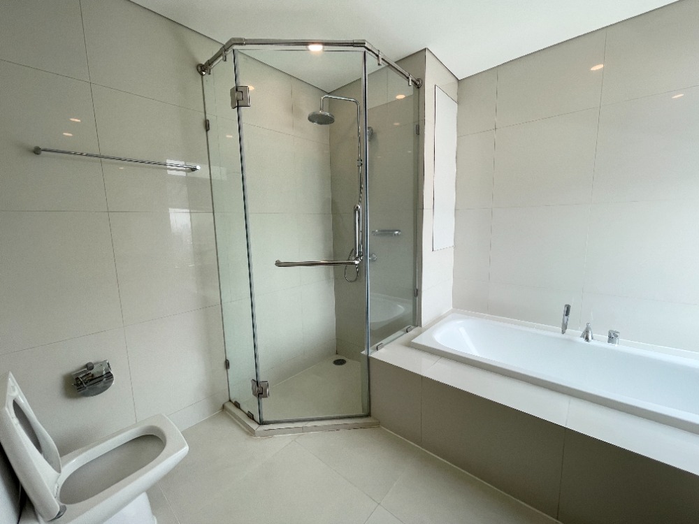 For SaleCondoSukhumvit, Asoke, Thonglor : Sell with tenant til January 26
Fullerton Sukhumvit 3 bedrooms, fully furnished with amenities.