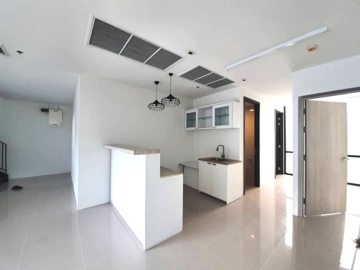 For RentCondoOnnut, Udomsuk : For Rent Shop in Whizdom Essence Condo, next to True Digital Park - size 162.49 sq.m. @130,000 Baht