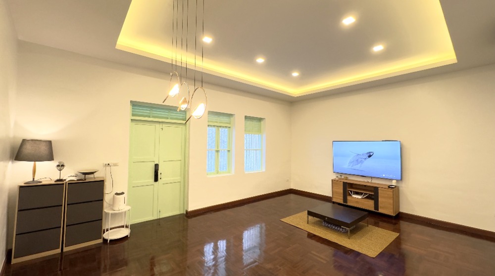 For RentTownhomeSathorn, Narathiwat : For rent, 2-story townhouse, corner unit, completely renovated. Fully decorated and ready to move in Surawong-Silom-Bang Rak-Charoen Krung area, 3 bedrooms, 2 bathrooms, 150 sq m., near BTS Surasak. 出租，2層聯排別墅，轉角單位，全新裝修。裝