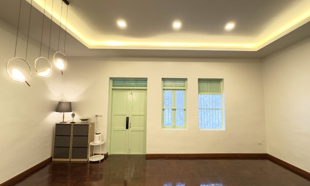 For RentTownhomeSathorn, Narathiwat : For rent, 2-story townhouse, corner unit, completely renovated. Fully decorated and ready to move in Surawong-Silom-Bang Rak-Charoen Krung area, 3 bedrooms, 2 bathrooms, 150 sq m., near BTS Surasak. 出租，2層聯排別墅，轉角單位，全新裝修。裝