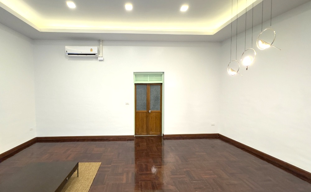 For RentTownhomeSathorn, Narathiwat : For rent, 2-story townhouse, corner unit, completely renovated. Fully decorated and ready to move in Surawong-Silom-Bang Rak-Charoen Krung area, 3 bedrooms, 2 bathrooms, 150 sq m., near BTS Surasak. 出租，2層聯排別墅，轉角單位，全新裝修。裝