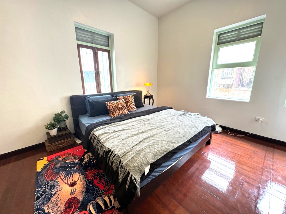 For RentTownhomeSathorn, Narathiwat : For rent, 2-story townhouse, corner unit, completely renovated. Fully decorated and ready to move in Surawong-Silom-Bang Rak-Charoen Krung area, 3 bedrooms, 2 bathrooms, 150 sq m., near BTS Surasak. 出租，2層聯排別墅，轉角單位，全新裝修。裝