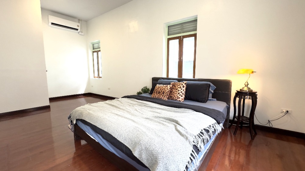 For RentTownhomeSathorn, Narathiwat : For rent, 2-story townhouse, corner unit, completely renovated. Fully decorated and ready to move in Surawong-Silom-Bang Rak-Charoen Krung area, 3 bedrooms, 2 bathrooms, 150 sq m., near BTS Surasak. 出租，2層聯排別墅，轉角單位，全新裝修。裝