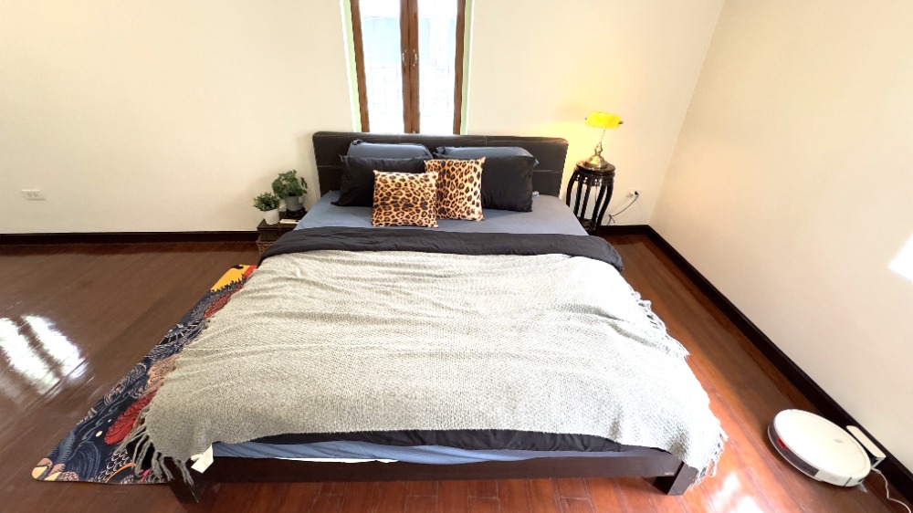 For RentTownhomeSathorn, Narathiwat : For rent, 2-story townhouse, corner unit, completely renovated. Fully decorated and ready to move in Surawong-Silom-Bang Rak-Charoen Krung area, 3 bedrooms, 2 bathrooms, 150 sq m., near BTS Surasak. 出租，2層聯排別墅，轉角單位，全新裝修。裝