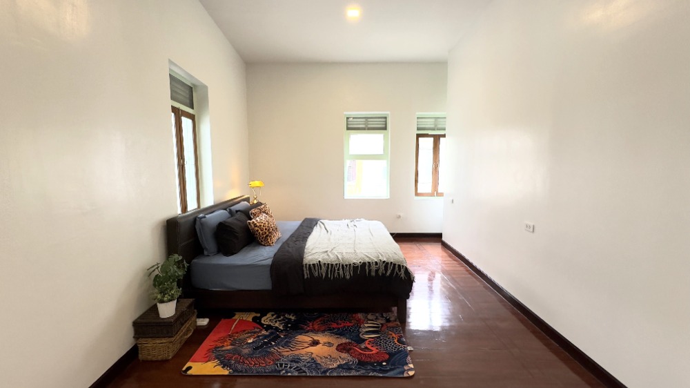 For RentTownhomeSathorn, Narathiwat : For rent, 2-story townhouse, corner unit, completely renovated. Fully decorated and ready to move in Surawong-Silom-Bang Rak-Charoen Krung area, 3 bedrooms, 2 bathrooms, 150 sq m., near BTS Surasak. 出租，2層聯排別墅，轉角單位，全新裝修。裝